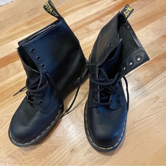 Dr. Martens boots in excellent condition no wear on the soles at all. Size 6. - Picture 3 of 10